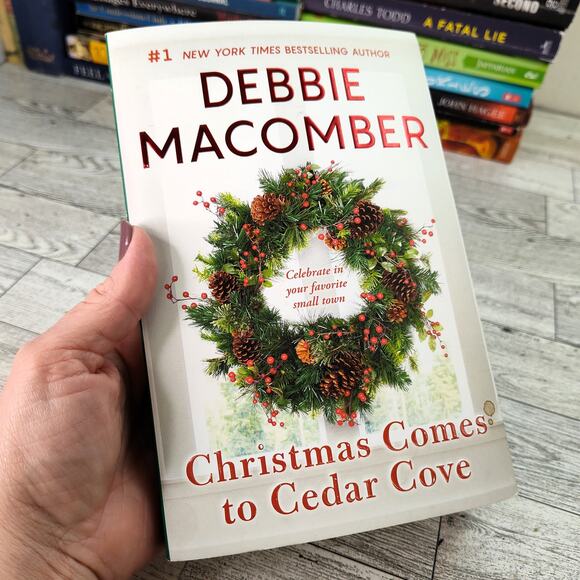 CHRISTMAS COMES TO CEDAR GROVE Debbie Macomber Trade Paperback 2018‎ Harlequin - Picture 1 of 11